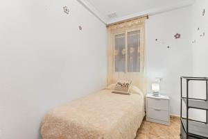 een slaapkamer met een bed en een raam bij Yovalutres Piscina Privada Torrevi in Torrevieja +14 foto's