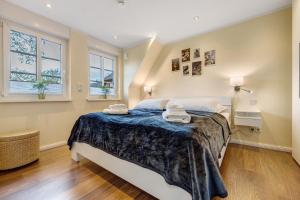 a bedroom with a bed with two towels on it at Ferienwohnung Oertzheide in Hermannsburg