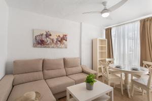 una sala de estar con un sofá y una mesa en Villa Maria in Maspalomas, en Maspalomas