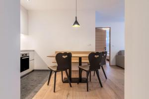 Χώρος καθιστικού στο Mountain Meadows Apt 4 +15 φωτογραφίες