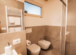 Un baño con inodoro, lavabo y ducha. en Apartment Ida - Obermösslhof, en Lana