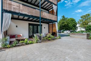 une terrasse avec un canapé et une table dans l'établissement bei Thérèse - Große Wohnung Eg, à Miltach