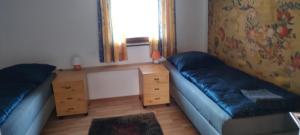 un petit salon avec un canapé et une table dans l'établissement Käfer d, à Waldbrunn