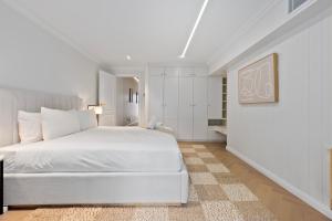 Ένα ή περισσότερα κρεβάτια σε δωμάτιο στο City-View Retreat with Tranquil Rooftop Spa