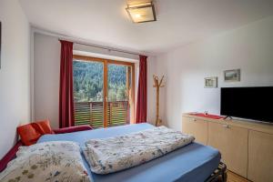 a bedroom with a bed and a large window at Entspannung, Ruhe, Natur pur in Issengo
