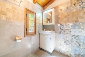 une salle de bain avec un lavabo et un miroir dans l'établissement Mini Country House, à Sidari 19 autres photos
