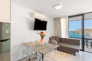 パタラバカにあるOcean wave retreatのテーブルとソファのあるリビングルーム