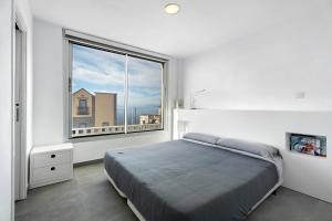 ein Schlafzimmer mit einem Bett und einem großen Fenster in der Unterkunft Villa tulio homme 2 in Tijoco de Abajo + 34 Fotos