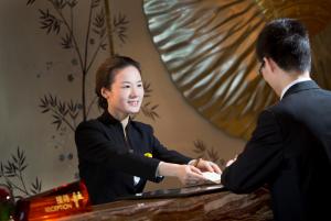 Nhân viên tại Sanding New Century Grand Hotel Yiwu