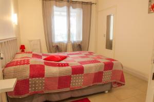a bedroom with a bed with a checkered blanket at Le gîte de Gemma in Montain