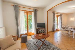 TV a/nebo společenská místnost v ubytování Maison de famille avec Jardin