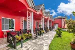 una hilera de casas pintadas de rojo en Kenting Hemingway, en Kenting