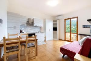 Una cocina con una mesa y un comedor. en Elena e Joerg 2, en Vezzi Portio
