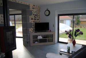 TV a/nebo společenská místnost v ubytování Gite Des Taravelles