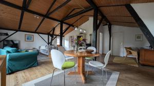 Una sala de estar con una mesa y sillas y un sofá. en Kleines Quickborn, en Quickborn