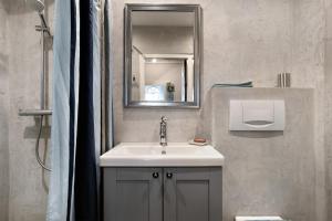 RodenäsにあるHaus am alten Deichの洗面台と鏡のあるバスルーム +13枚の写真