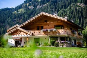 a house in the mountains with a balcony at Piciulei Grant in Selva di Val Gardena