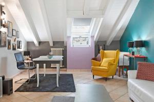 un soggiorno con un divano, un tavolo e delle sedie di Mema Holiday Home ad Aosta