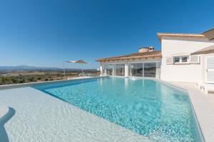 een zwembad in de achtertuin van een villa bij Luxury Finca Es Moli in Ariany