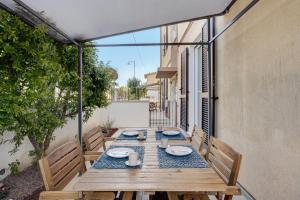 Fiumaretta di AmegliaAppartamento 2的天井上的木桌,带盘子和碗