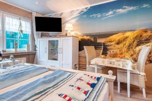 Un dormitorio con vista al mural de la playa. en Ferienwohnung Freesenhuus, en Wangerland