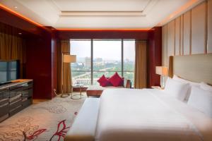 Giường trong phòng chung tại Sanding New Century Grand Hotel Yiwu
