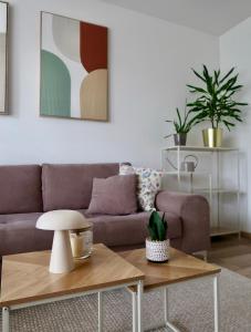 トルナヴァにあるUrbaNIDO Trnava - Modern Apartment near City Center & Stationのソファとコーヒーテーブルのあるリビングルーム