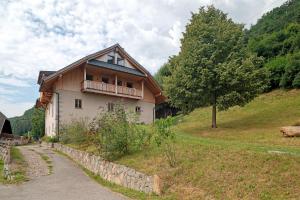 ein Haus an der Seite eines Hügels mit einem Baum in der Unterkunft Rotwandterhof Wohnung Fuchsbau in Barbian