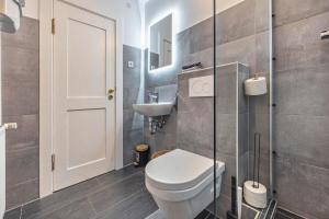 a bathroom with a toilet and a sink at Wohnung Hannover ogli in Hannover +17 photos