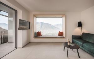 Pemandangan gunung umum atau pemandangan gunung yang diambil dari apartmen