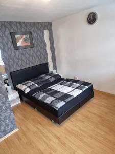 a bedroom with a black and white bed in a room at Große 4 Zimmerwohnung Zwickau in Zwickau