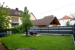 シュタウフェンにあるFerienwohnung Sinkの庭付きの家の前の柵