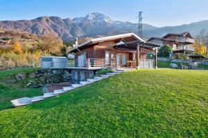 コーリコにあるChalet Ingannaの山を背景にした丘の上の住宅