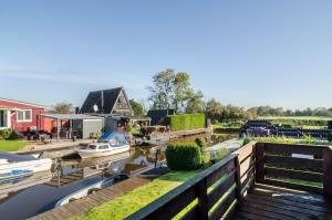 SüdbrookmerlandにあるFerienhaus Kronの水上の船付きマリーナ付きの家
