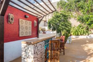eine Terrasse mit Tisch und Stühlen neben einem Pool in der Unterkunft Casa Drago - Villa Perenquén in Guía de Isora