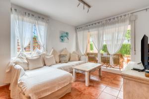 Platja de l'ArenalにあるOur Little Slice Of Heavenのソファとテレビのあるリビングルーム