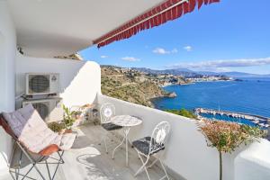 ein Balkon mit Blick auf das Meer in der Unterkunft Vista al Mar in La Herradura