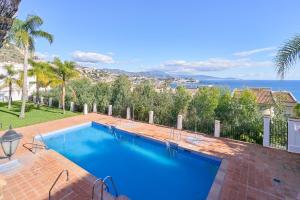 ein Swimmingpool mit Blick auf das Meer in der Unterkunft Vista al Mar in La Herradura