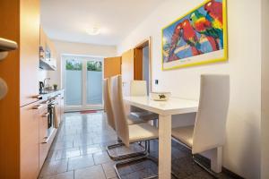 ビンツにあるHaus Frohsinn - Wohnung 6のテーブルと椅子のあるキッチンとダイニングルーム +18枚の写真