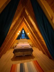 Una habitación grande con una cama en un ático. en Moon Bungalov, en Sapanca