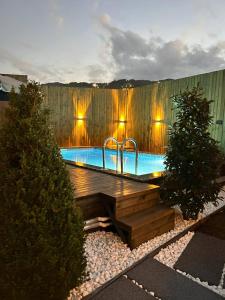 un patio trasero con piscina y terraza de madera en Moon Bungalov, en Sapanca
