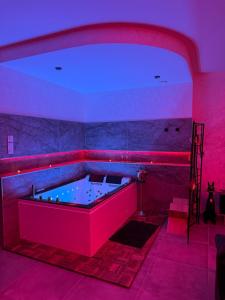 Φωτογραφία από το άλμπουμ του Suite Camélia Luxury & Love σε Bias