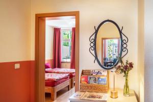 Ένα ή περισσότερα κρεβάτια σε δωμάτιο στο Ferienwohnung Rostocker 7