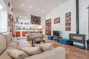 un salon avec un canapé et une cheminée dans l'établissement Sa Llimonera de Binissalem, à Binissalem