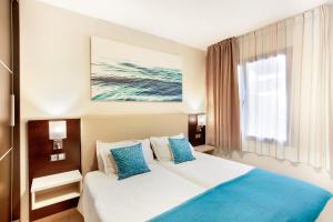 サンアグスティンにあるSun and Beach Bahia Feliz 2の青い枕が付いた大きなベッドのある寝室 +18枚の写真