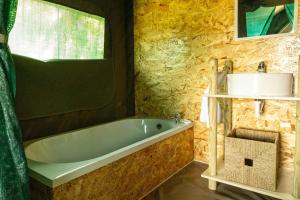 Imagen de la galería de Safari Glamping Portugal Whale, en Ventosa