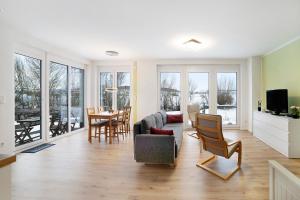a living room with a couch and chairs and a table at Ferienwohnung Leineufer in Friedland