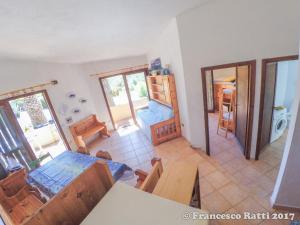 a kitchen and living room with a table and chairs at Villa Ratti in Palau