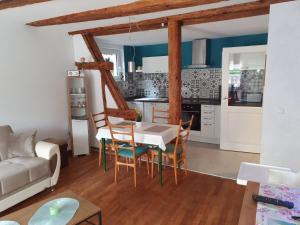 オクゼンフルトにあるKellerei5 Ferienwohnung 2のテーブルと椅子のあるキッチンとリビングルーム +11枚の写真