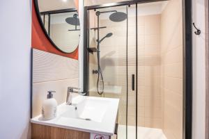 a bathroom with a sink and a shower at Gîte Les Gats in Saint-Hilaire-le-Vouhis +12 photos